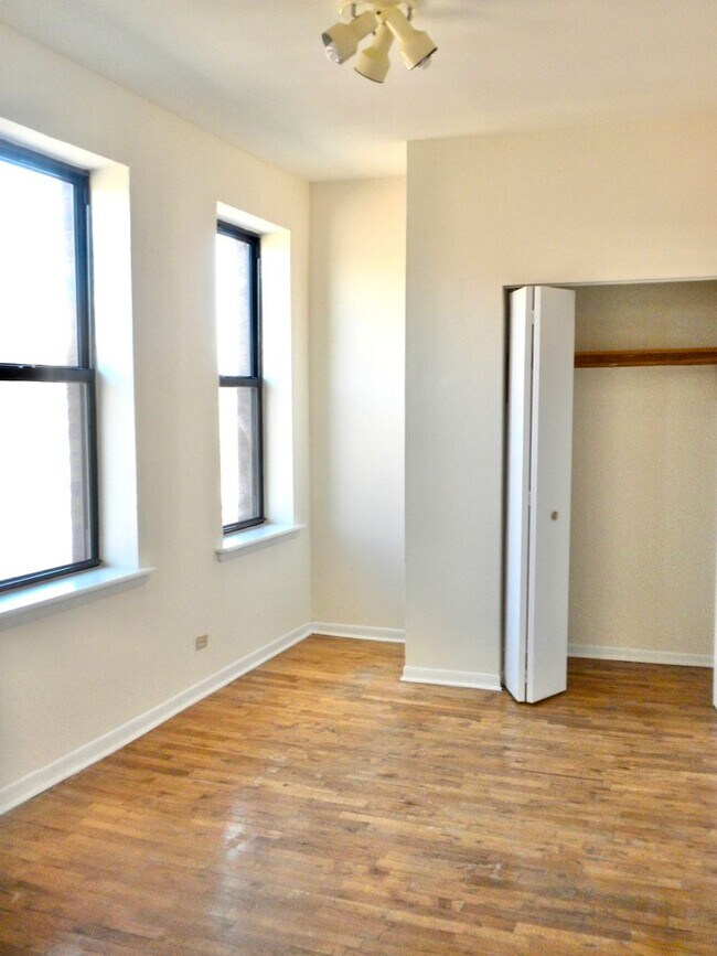 Foto del edificio - 2323 N Kedzie Blvd