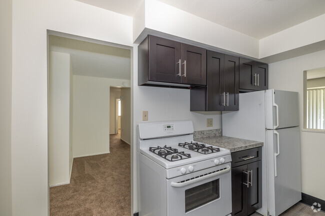 2BD, 2BA - 1,015SF - Kitchen - Portage Towers Apartments