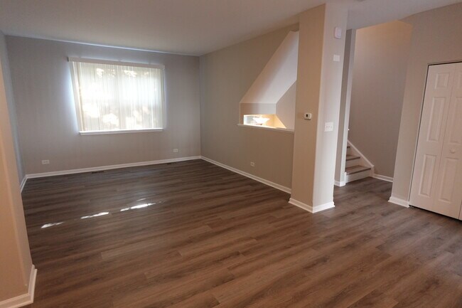 Building Photo - 1136 N Claremont Dr