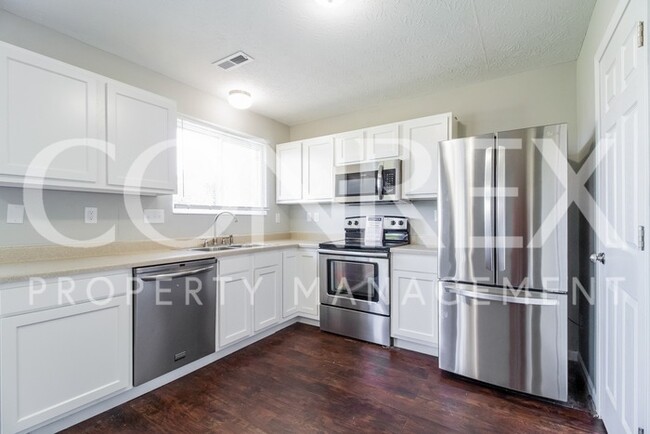 Building Photo - SPACIOUS and WELCOMING 3 BEDROOM