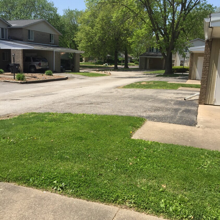 1 Florentine Ct, Pekin, IL 61554 Townhouse for Rent in Pekin, IL