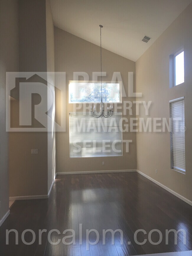 Foto del edificio - Beautiful 4 bed, 3 bath home in Roseville!