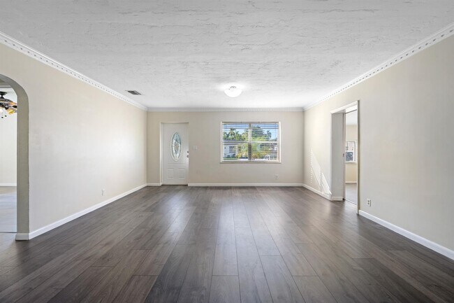 Building Photo - 1535 Plunkett St