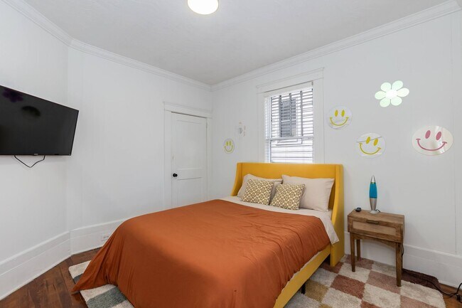 Building Photo - Three Bedroom Home!