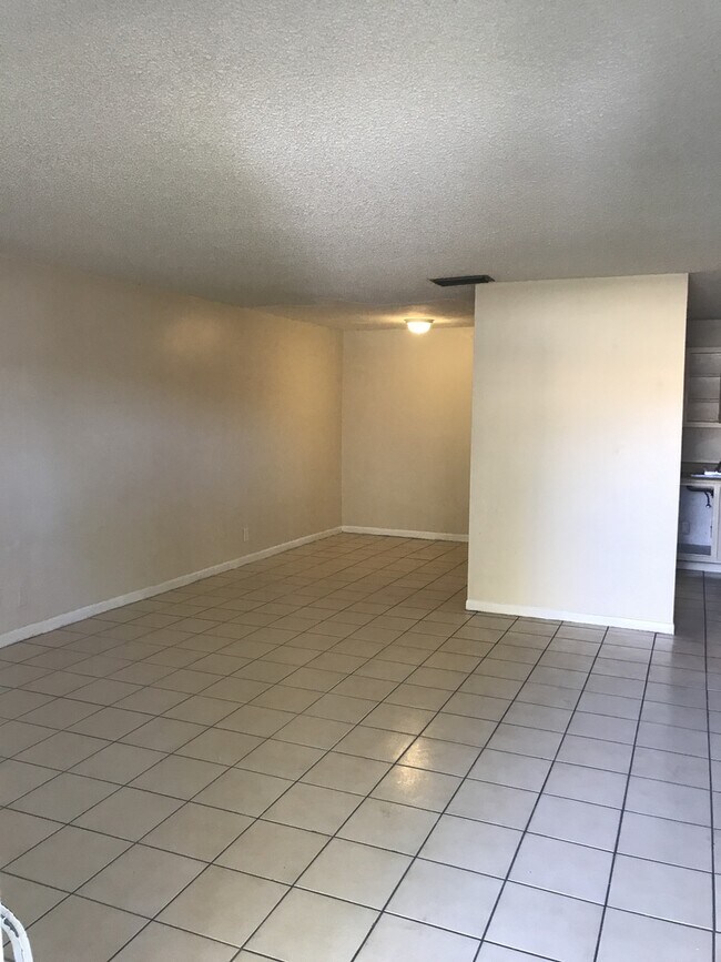 Building Photo - Large 2-1 with central air