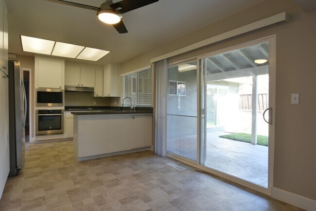 Foto del edificio - Beautifully Remodeled North San Jose House with 4 Bedrooms 2 Baths
