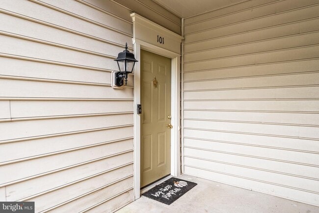 Building Photo - 8202 Catbird Cir