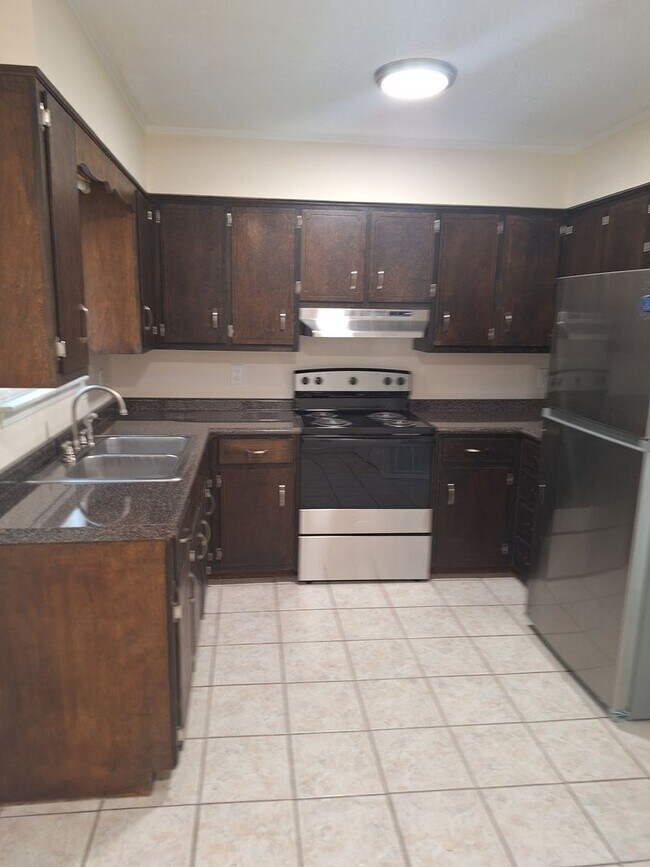 Building Photo - Renovated townhome in a convenient location