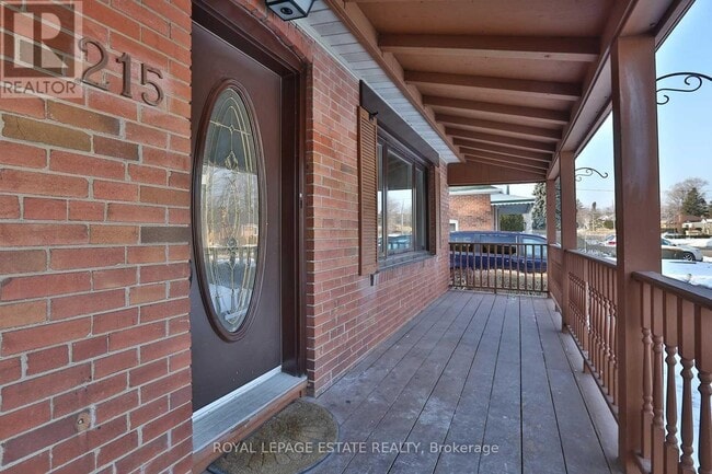 Photo du bâtiment - 215 Oakridge Dr