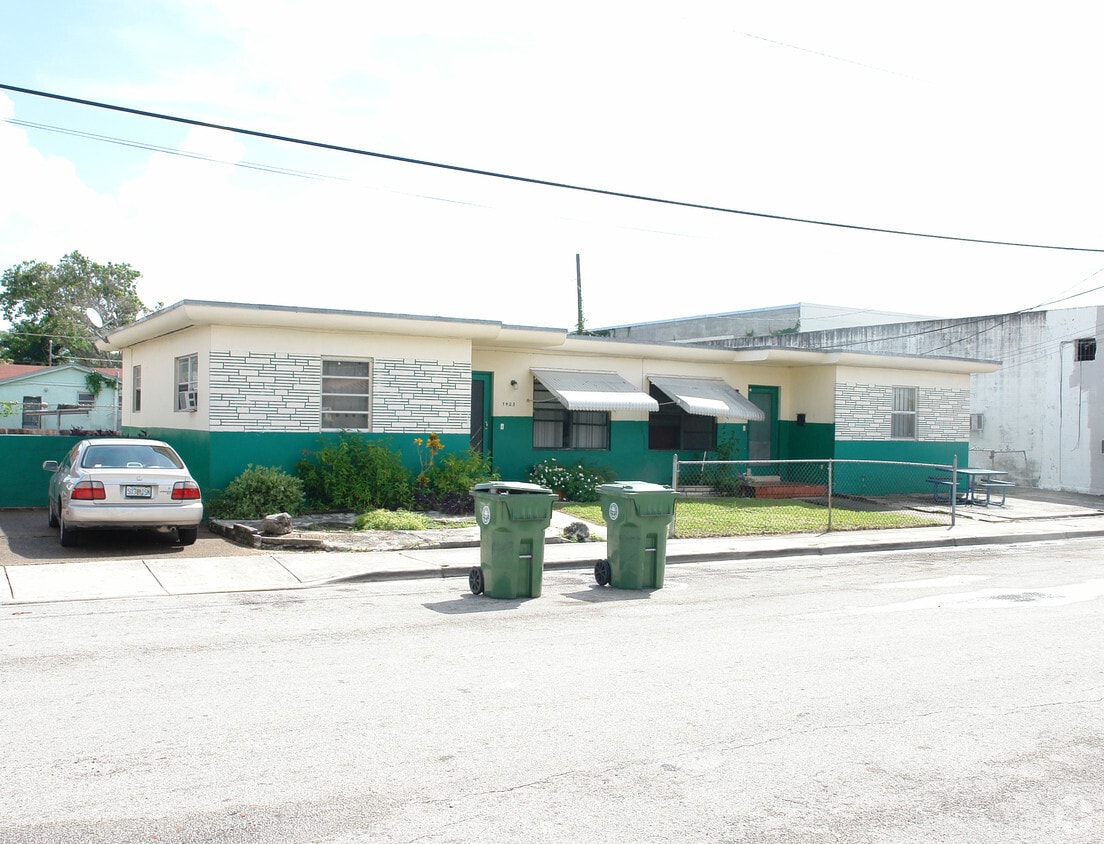 Primary Photo - 7421 NW Miami Pl