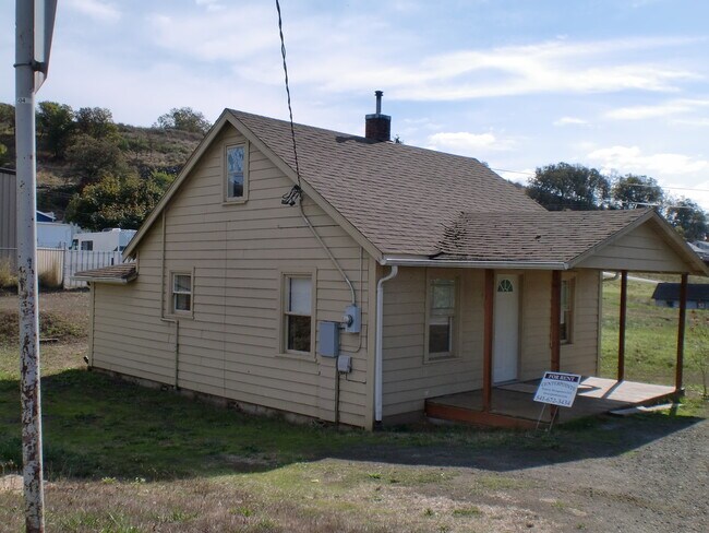 Foto del edificio - 2 Story House with Fenced Yard