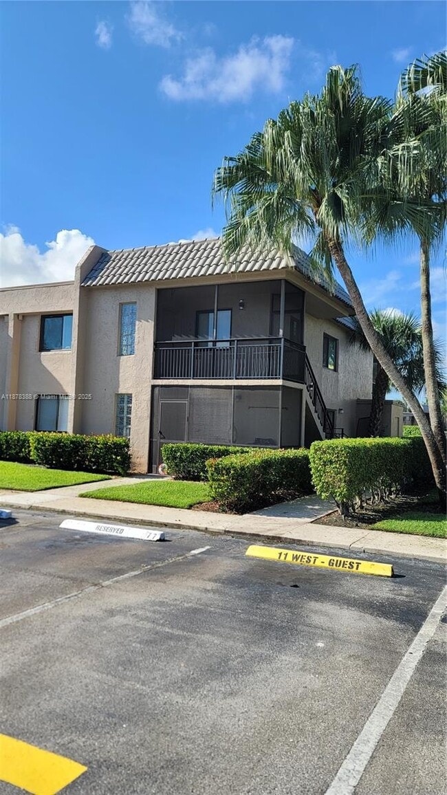 Building Photo - 330 Racquet Club Rd