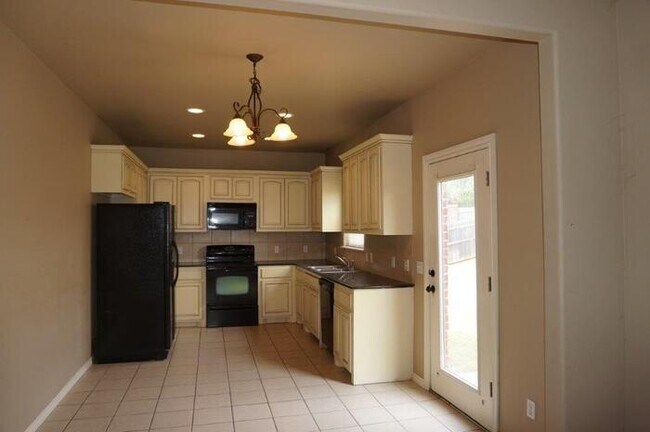 Foto del edificio - 4 Bed 2 Bath 2 Car Garage Executive Duplex...