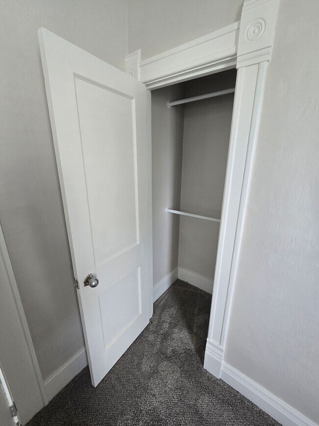 Foto del edificio - Charming 2-Bedroom, 1-Bathroom Home for Rent