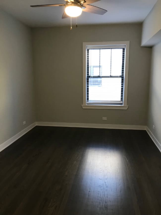 Building Photo - 1952 W Wilson Ave