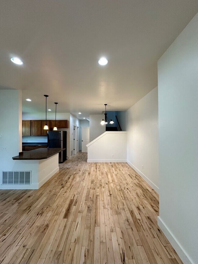 Foto del edificio - Beautiful 4 bedroom townhome