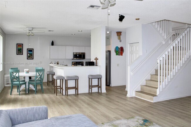 Building Photo - 934 Bluewood Ter