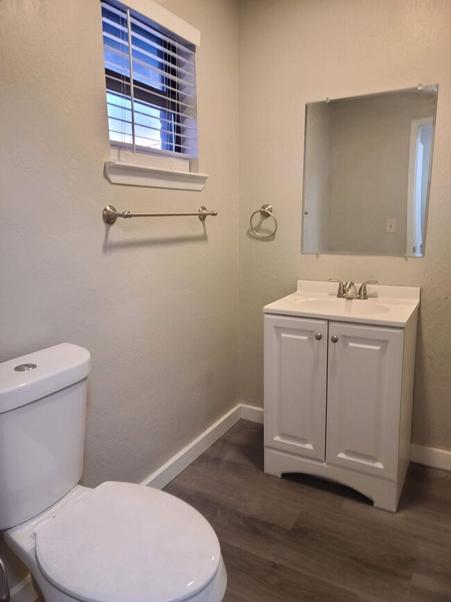 Foto del edificio - 2 bedroom 1 bath upstairs unit.