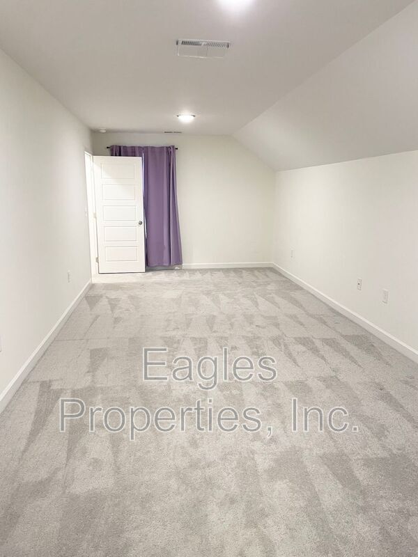 Building Photo - 300 Creeks Edge Dr