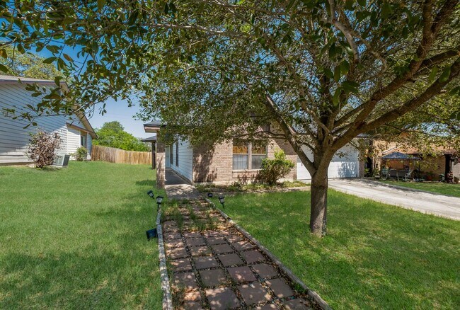 Foto del edificio - 9919 Fortune Ridge Dr