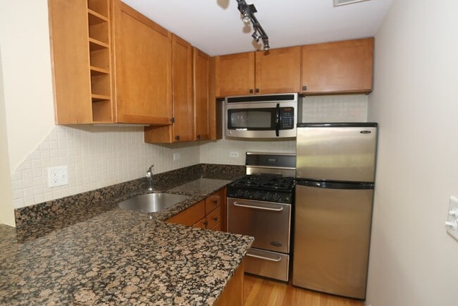 Building Photo - 630 W Wrightwood Ave