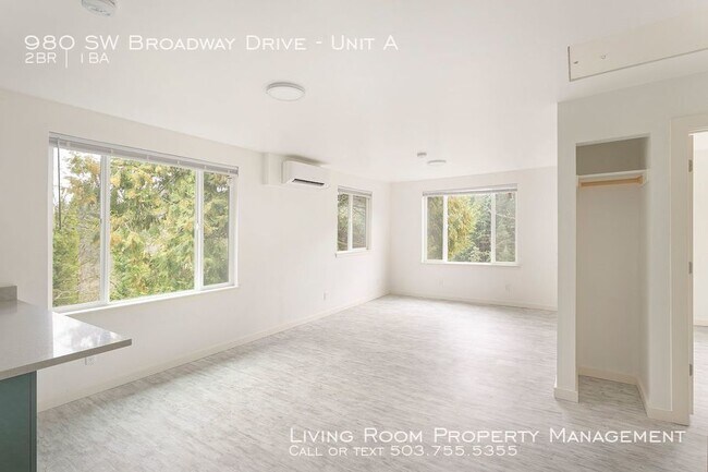 Building Photo - Stunning Remodeled Oasis in the Trees