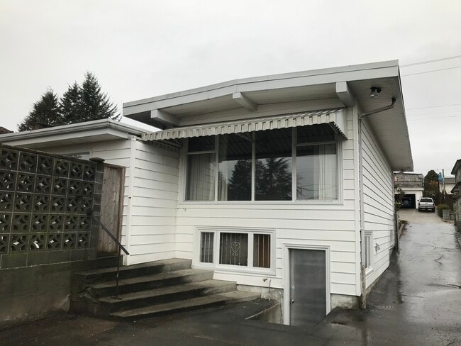 Building Photo - 6242 Kitchener St