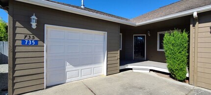 Building Photo - 733-735-735 Peterson Rd