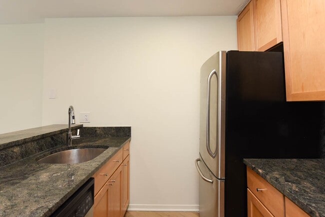 Building Photo - 949 W Grace St