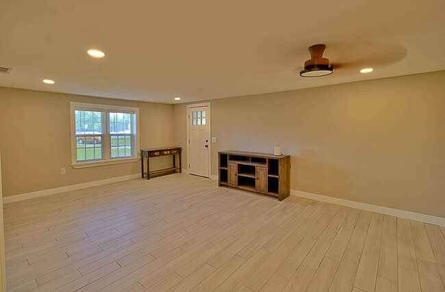 Building Photo - 313 Live Oak Church Rd