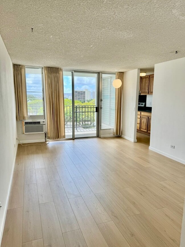 Building Photo - Punahou Royale - Ronvated 1 bedroom, 1 bat...
