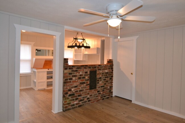 Building Photo - Charming 1 Bedroom Home Available!