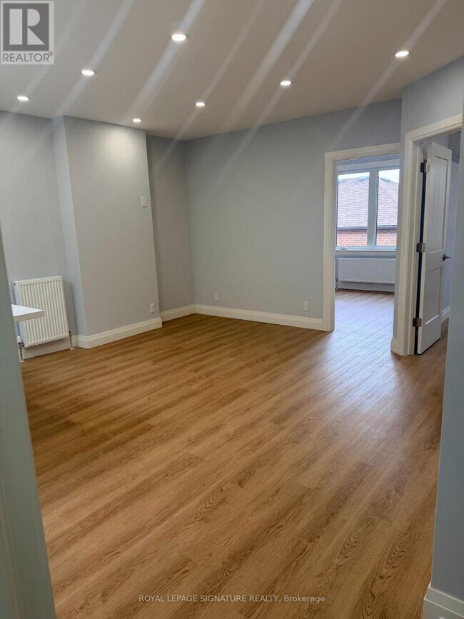 Photo du bâtiment - 1727a Bayview Ave
