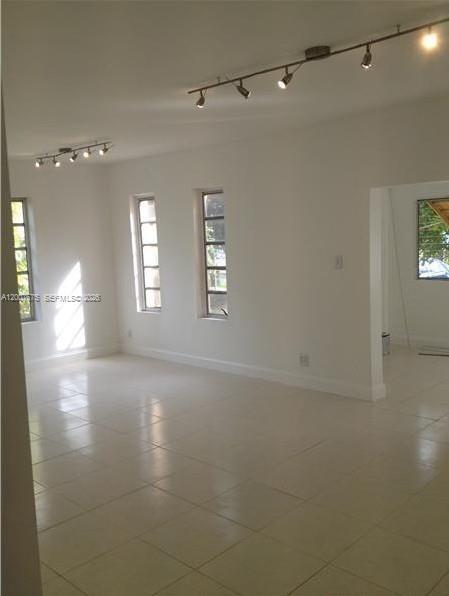 Foto del edificio - 305 NE 2nd Ave