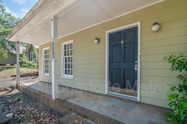 Foto del edificio - 10800 Whittersham Dr