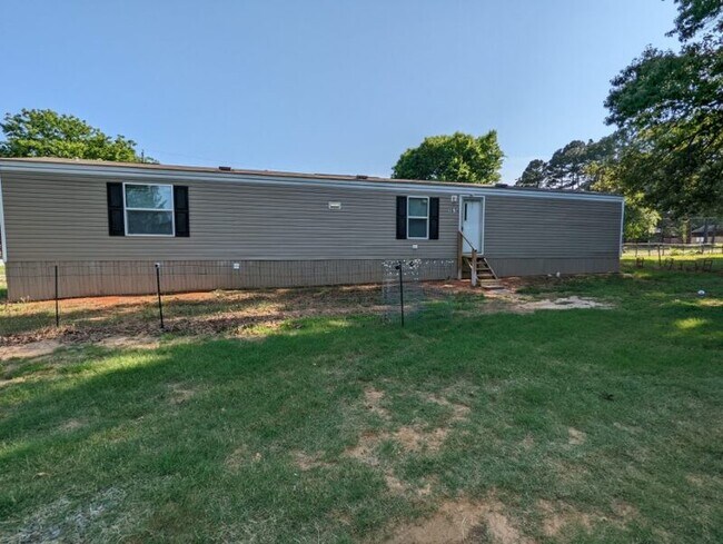 Building Photo - 16954 Oakwood Dr