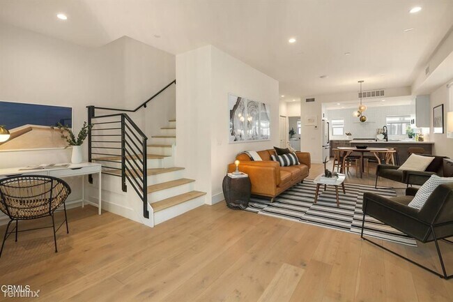 Foto del edificio - 3 br, 3.5 bath House - 1352 1/2 N Fairfax Ave