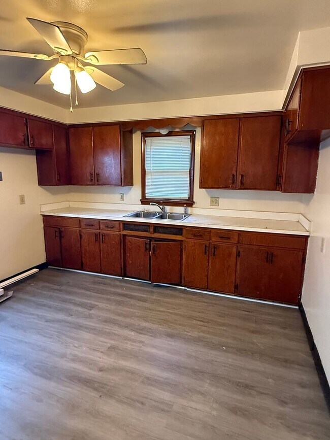 Building Photo - Cleveland East Side Single