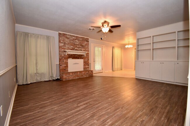 Foto del edificio - Spacious 4 bedroom 3 bathroom home with large yard and 2 car garage
