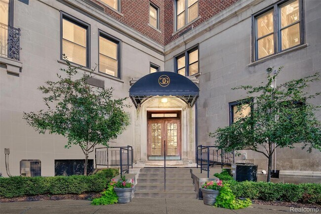 Foto del edificio - 2900 E Jefferson Ave