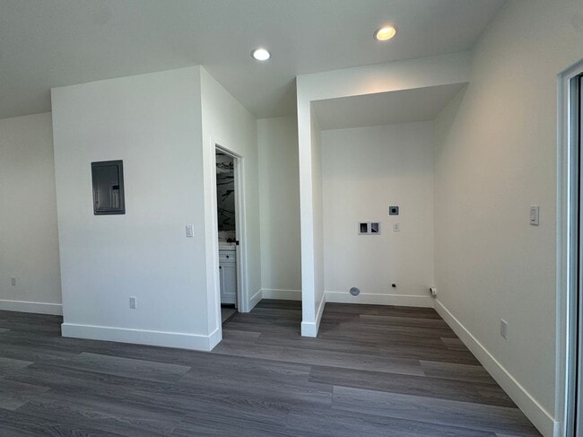 Building Photo - 7875 Glencoe Drive