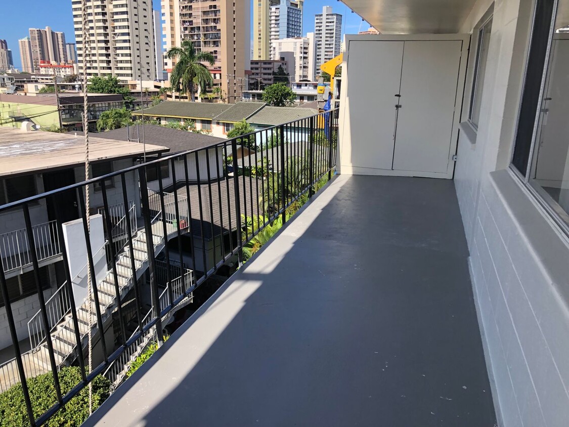 Foto principal - 2 bed, 1 bath, located on 4th floor. Inclu...