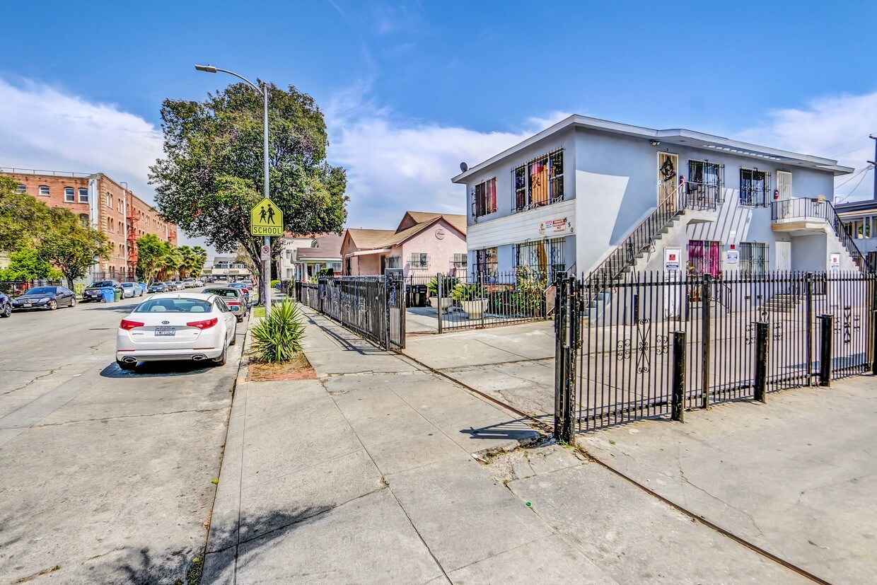 Primary Photo - 550 W 41st Dr