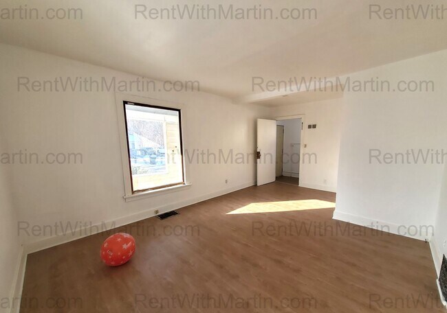 Foto del edificio - 824 Logan Ave