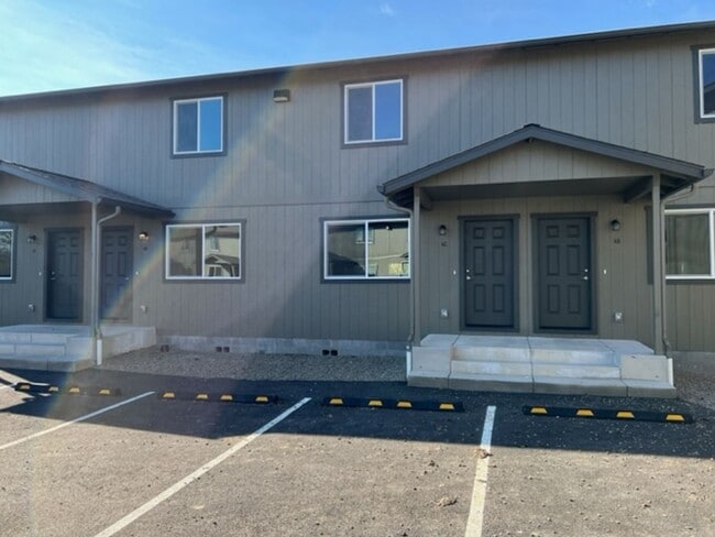 Foto del edificio - Newer and Updated Townhome in the Heart of...