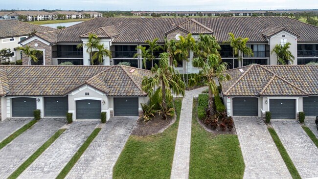 Foto del edificio - Like new 2BR, 2BA garage condo-Lakewood National