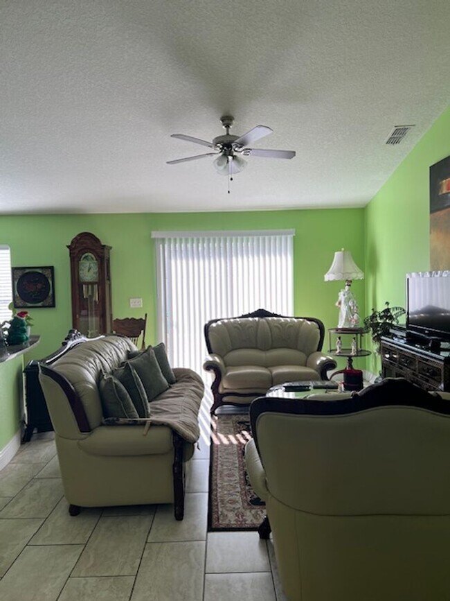 Foto del edificio - 197 Maple Dr