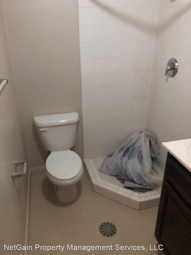 Building Photo - 405 Circleway Dr