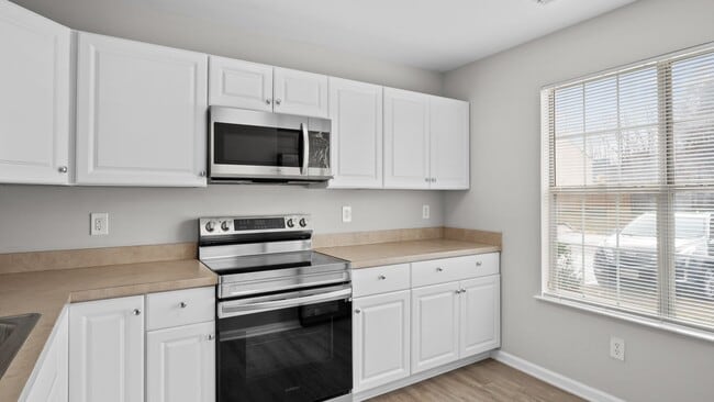 Building Photo - Updated Townhome in Newport News