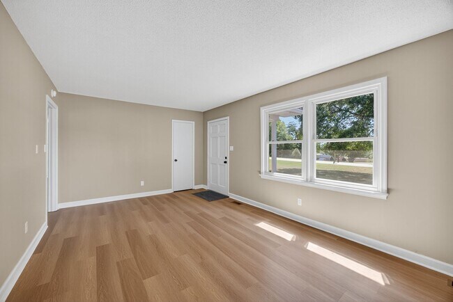 Foto del edificio - 3 bedroom, 2 bathroom House in Eden!